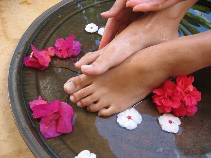 Bain au vinaigre de cidre de pomme pour les mycoses des ongles des pieds