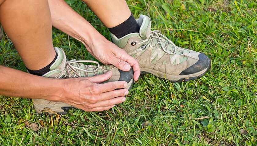 Les patients atteints de mycose du pied ressentent des douleurs et des difficultés à marcher